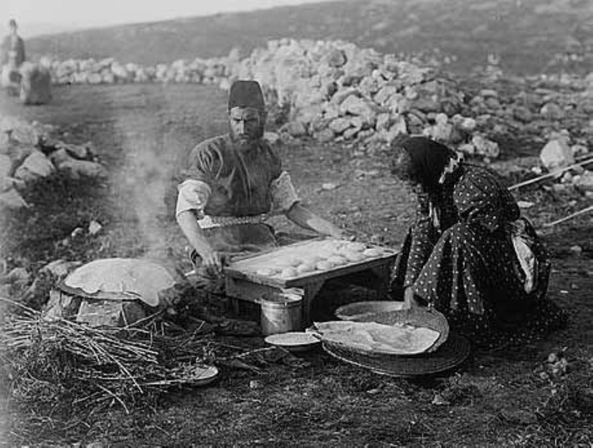 سامريون يخبزون الخبز على جبل جرزيم عام 1900