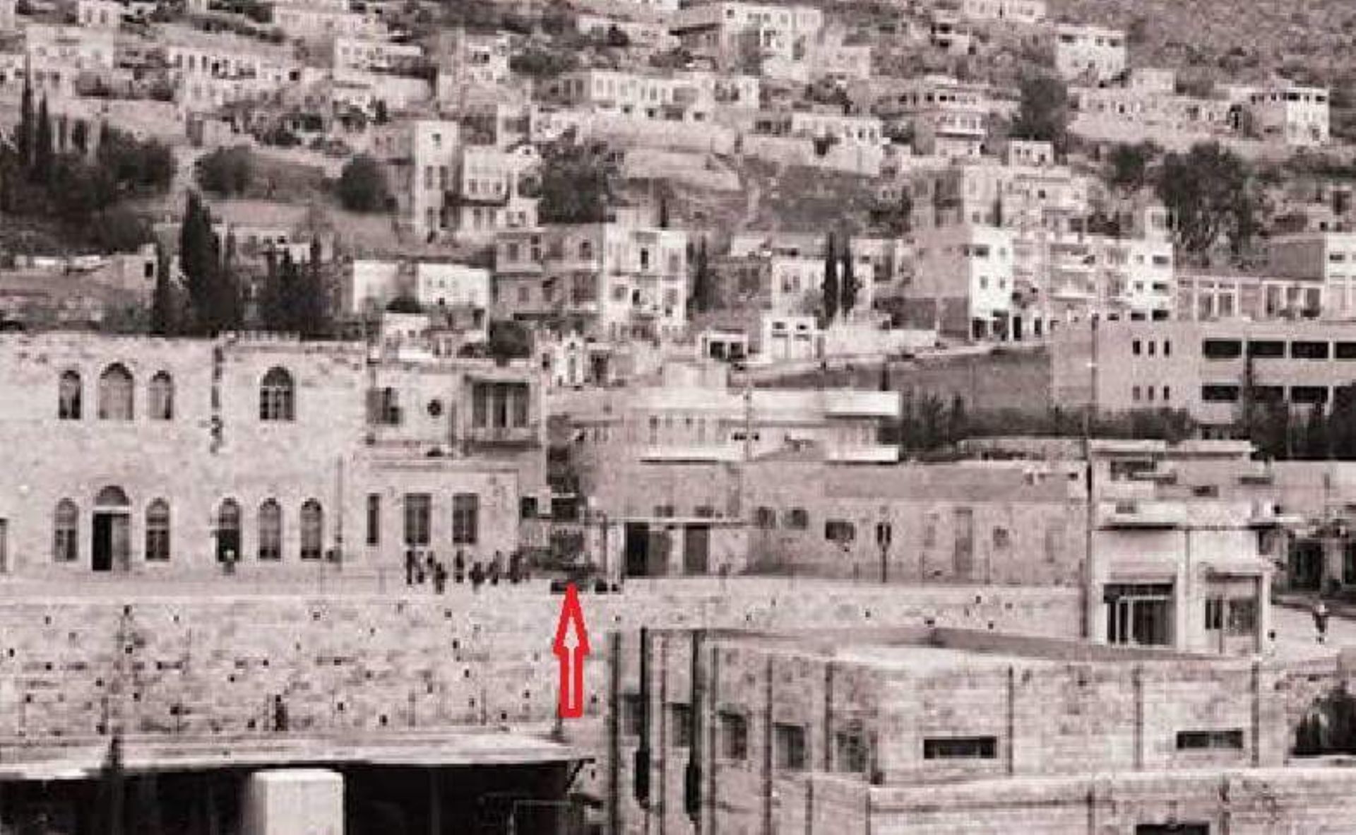 صورة قديمة تبين المدرسة الغزالية ومدفع رمضان