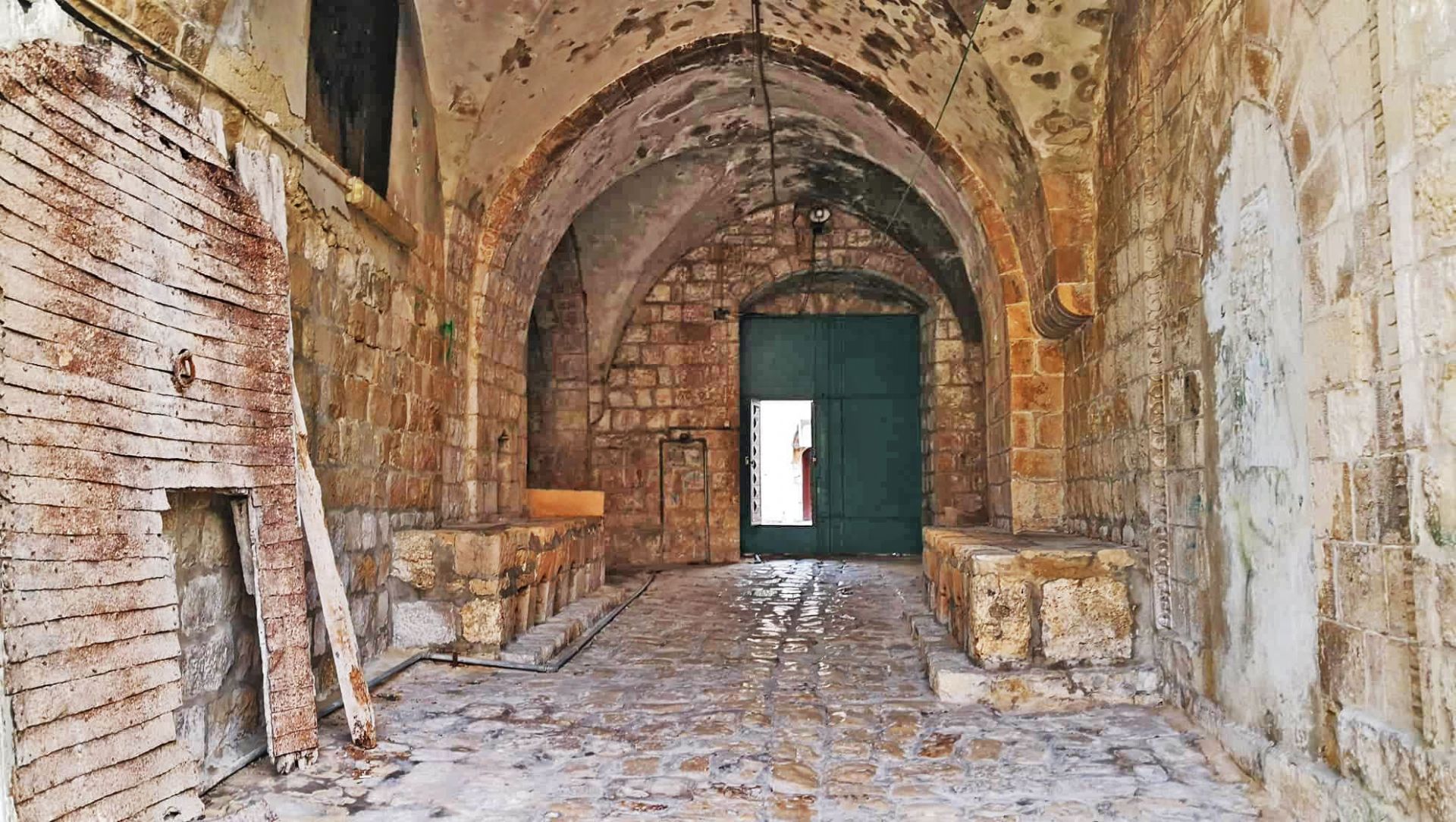 مدخل القصر من الداخل ويظهر البلاط السلطاني
