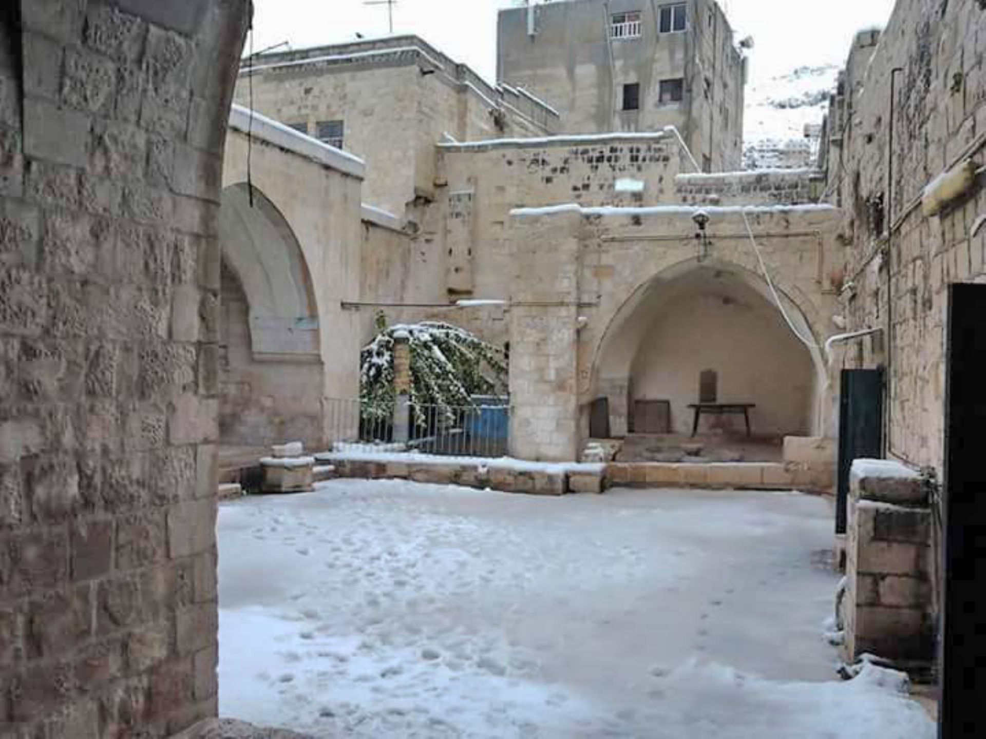 ساحة القصر الداخلية في الثلوج