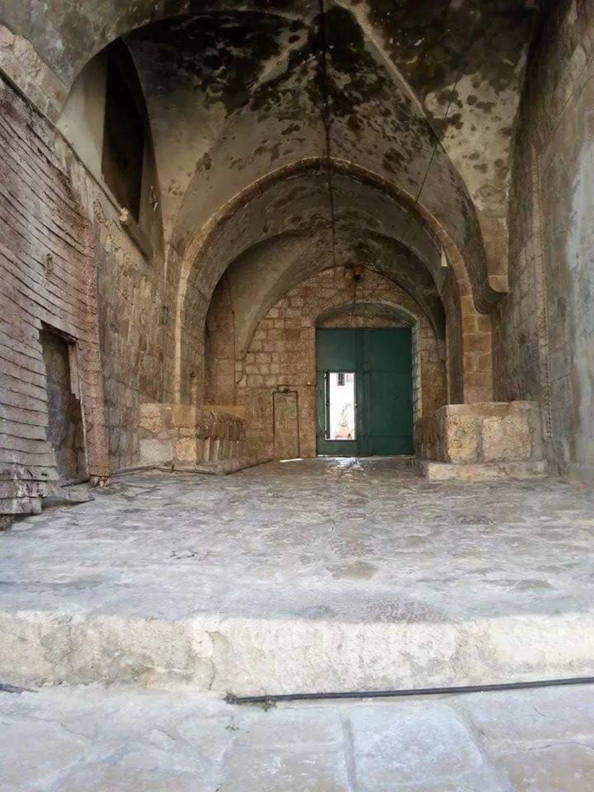 مدخل القصر من الداخل والبلاط السلطاني