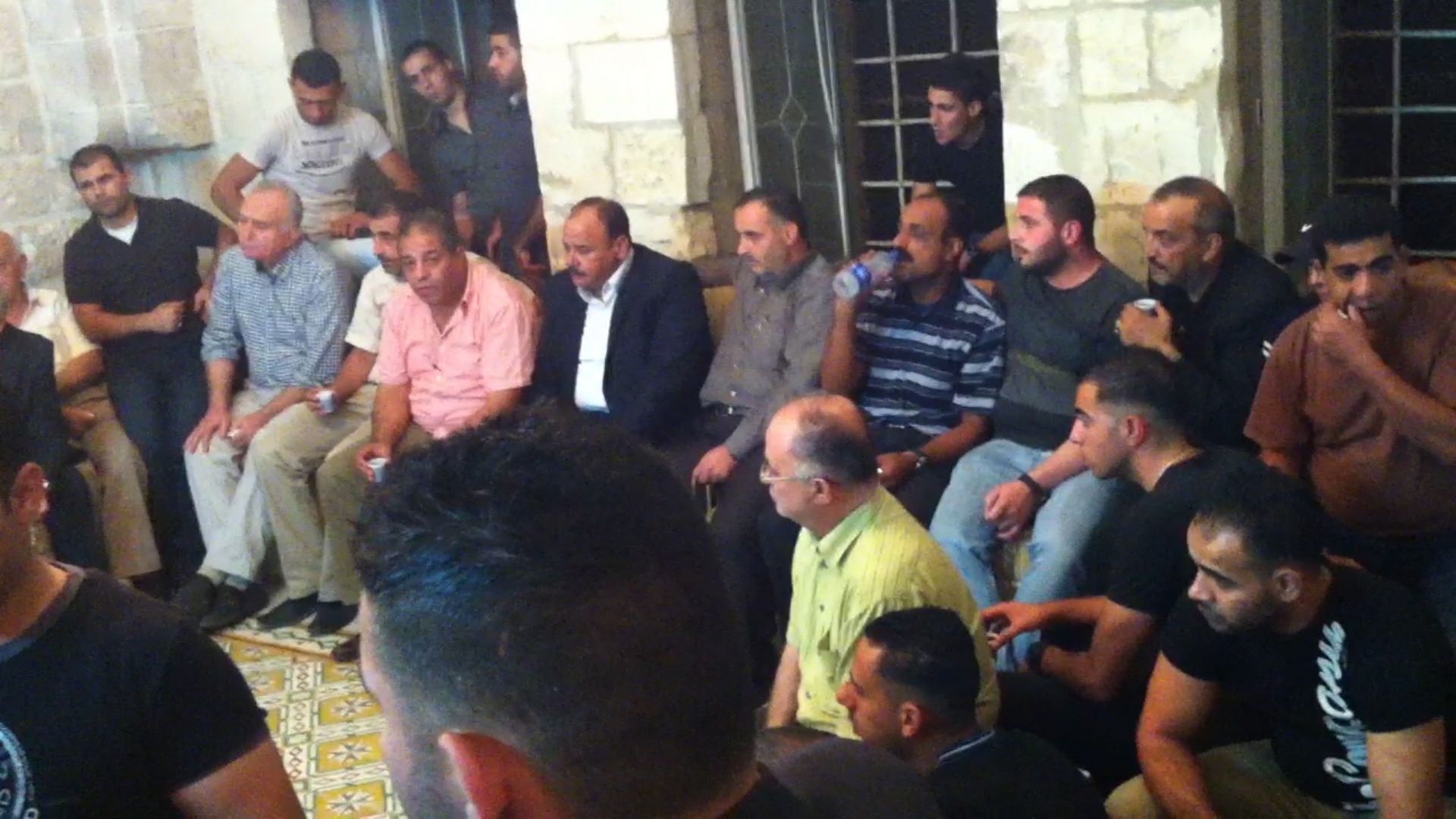 صورة اجتماع عام لأهالي المدينة مع رئيس البلدية المرحوم غسان الشكعة في الديوان : 21/10/2012
